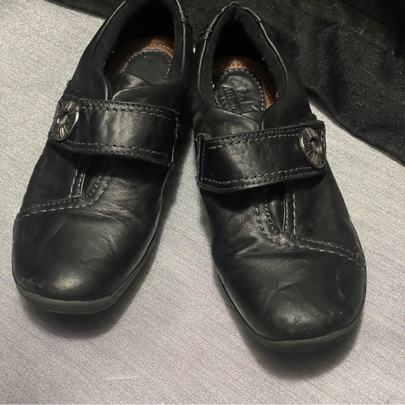 Clarks Black Shoes - Picture 2 of 8
